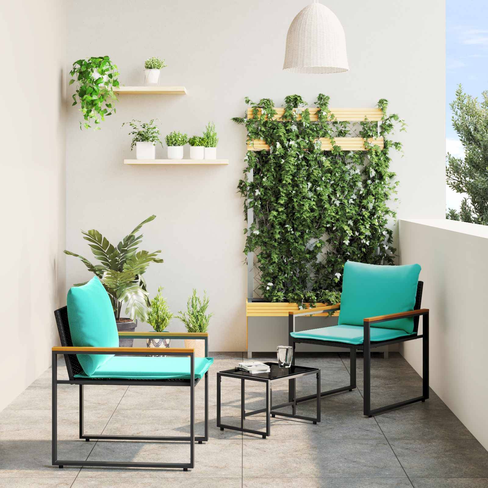 Eine moderne Terrasse mit zwei türkisfarbenen Stühlen, einem kleinen Tisch und üppigen grünen Pflanzen auf Regalen sowie einem vertikalen Garten. Helle, luftige Umgebung.