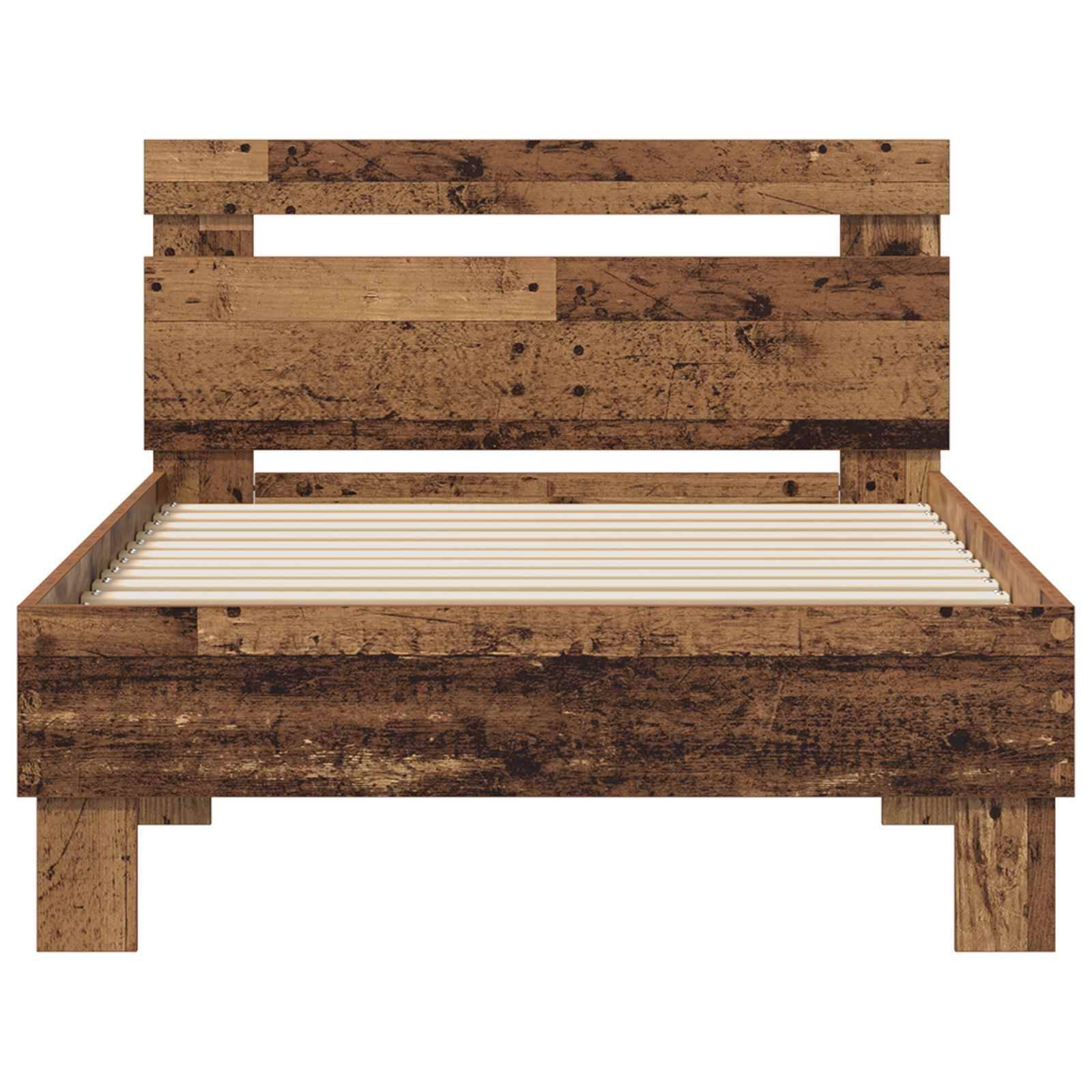 Ein rustikales Holzbettgestell mit einer Lattenrostplattform und einem Kopfteil aus Holzbrettern. Die Oberfläche ist in einer verwitterten braunen Farbe gehalten.