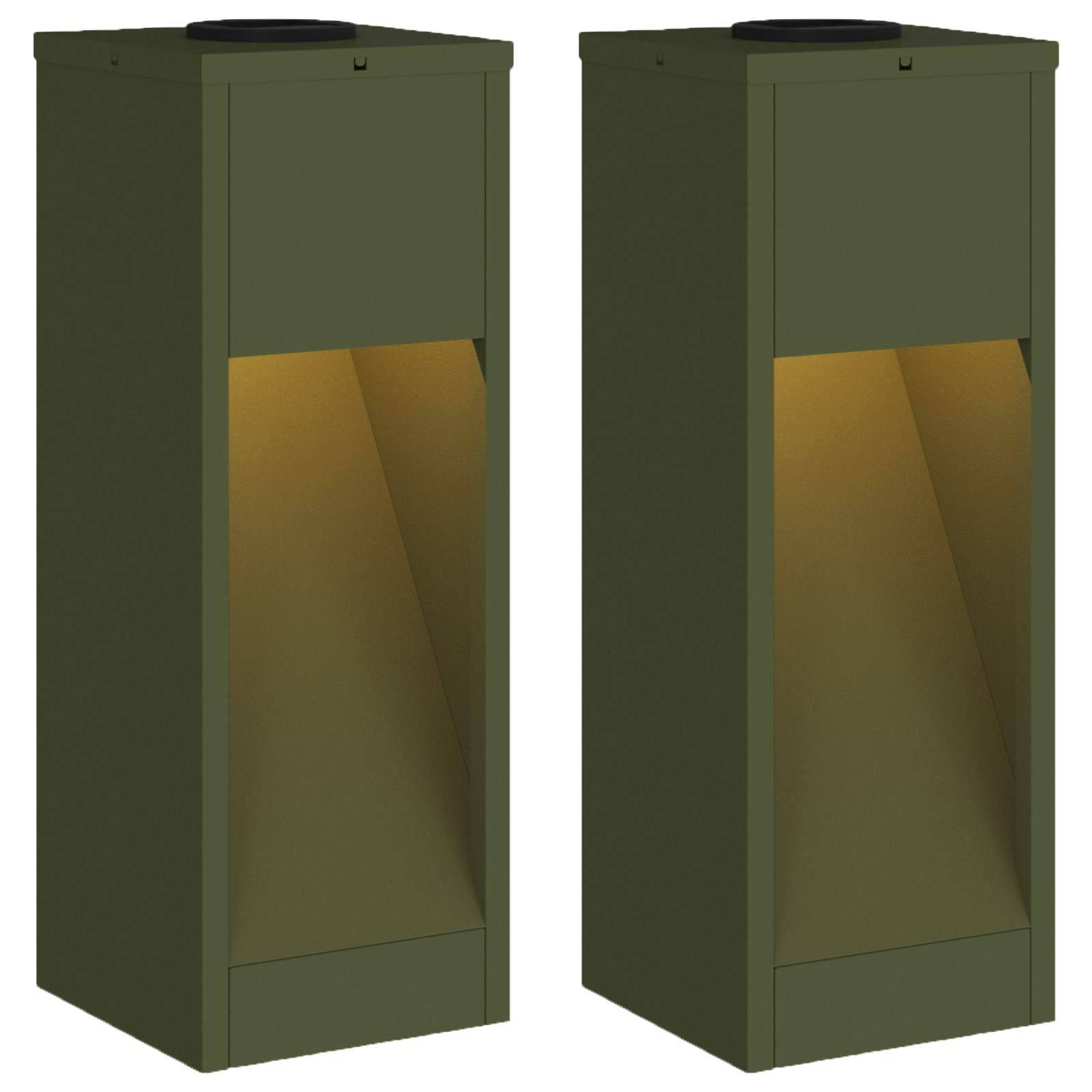 Zwei olivgrüne quadratische Außenleuchten mit einem sanften gelben Schein von schräg angeordneten Screens, konzipiert für die Beleuchtung von Wegen oder Gärten.