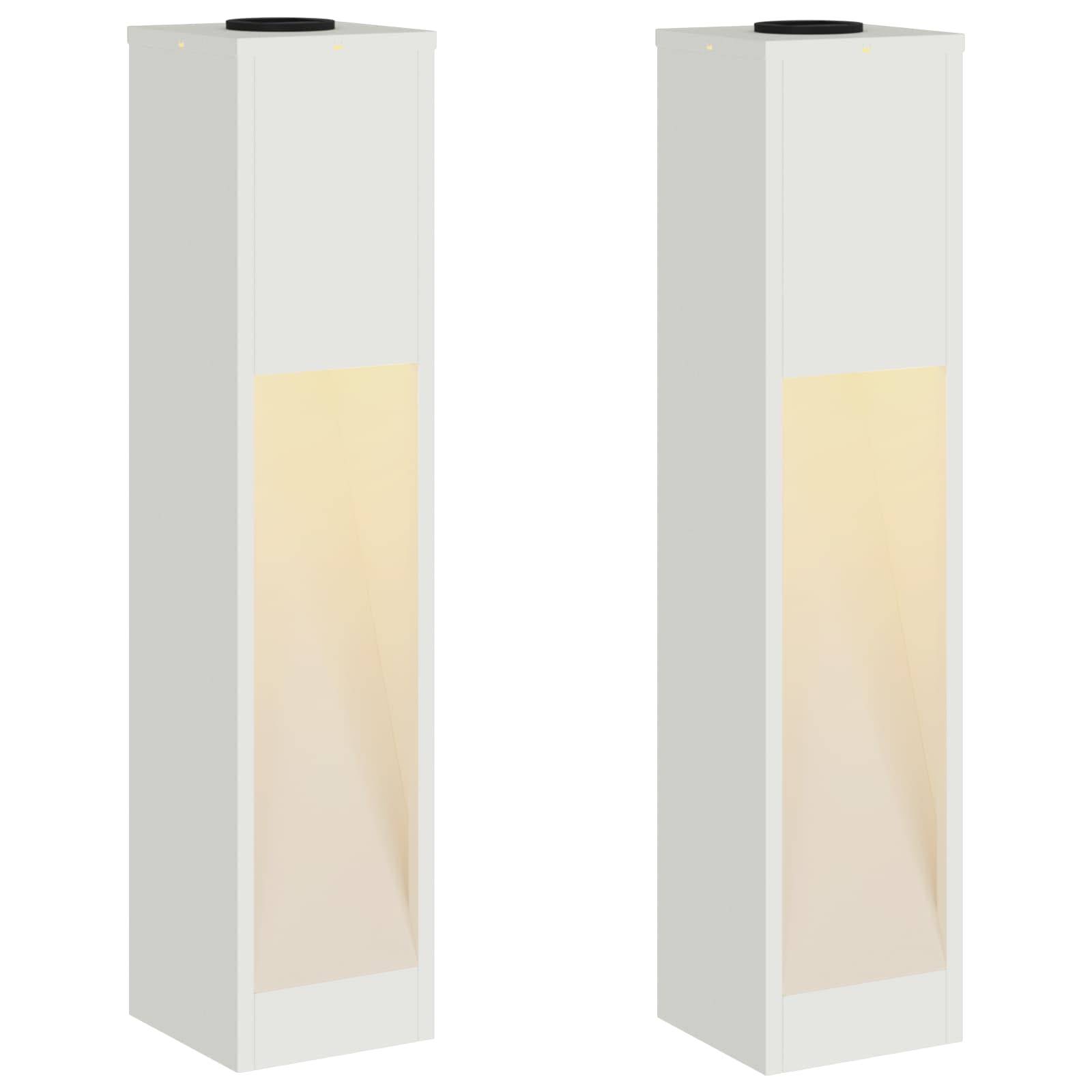 Zwei hohe, rechteckige, weiße Stehlampen mit einem beigen Diffusor, die weiches Licht aus jedem Mittelteil gegen einen einfarbigen Hintergrund abstrahlen.