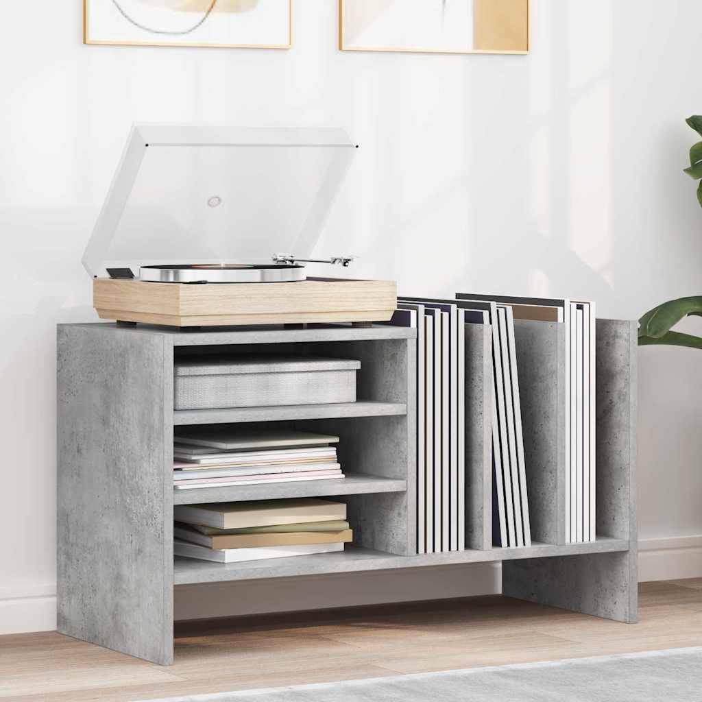 Ein modernes graues Bücherregal beherbergt Schallplatten und Bücher; ein Plattenspieler aus Holz mit durchsichtigem Deckel steht obenauf.