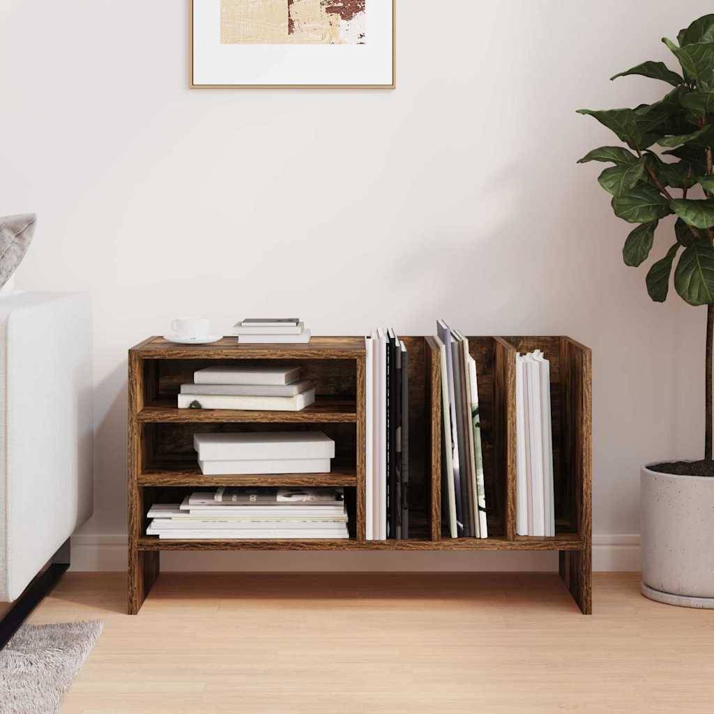 Ein Holzregal hält Bücher und Zeitschriften, mit einer Topfpflanze rechts, vor einer hellgefärbten Wand in einem minimalistischen Raum.