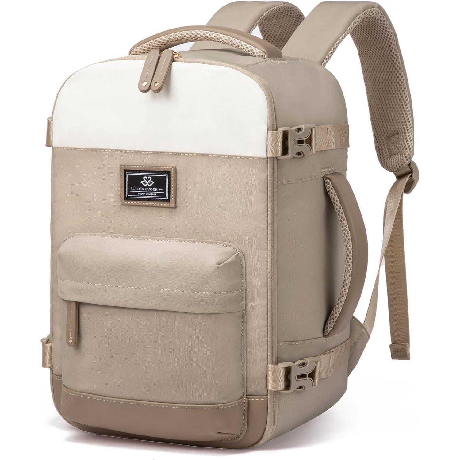 Ein beiger und weißer Rucksack mit Vordertasche, seitlichen Schnallen und einem Tragegriff oben. Er hat einen Logopatch auf der Vorderseite.