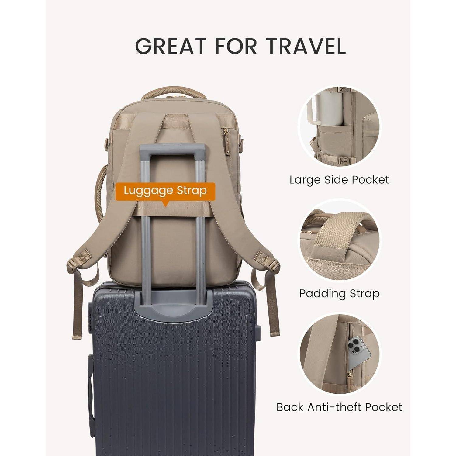 Hellbrauner Rucksack mit einem Gepäckgurt, der an einem Koffer befestigt ist, mit einer großen Seitentasche, Gepolstertem Trageriemen und einer Rückseitentasche mit Diebstahlschutz.