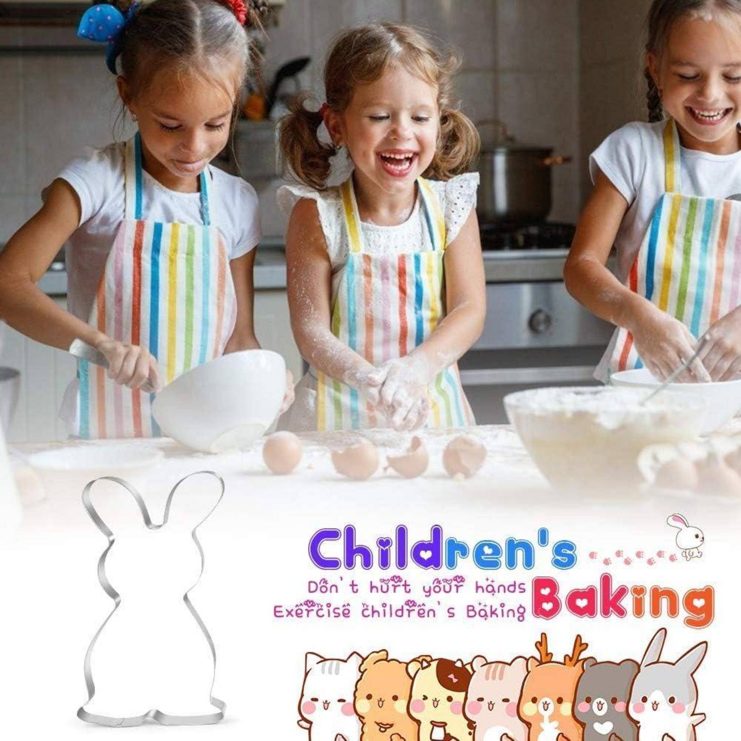 Drei Kinder in gestreiften Schürzen lächeln, während sie Teig an einer Küchentheke zubereiten. Darunter steht der Text ‚Kindliches Backen'.