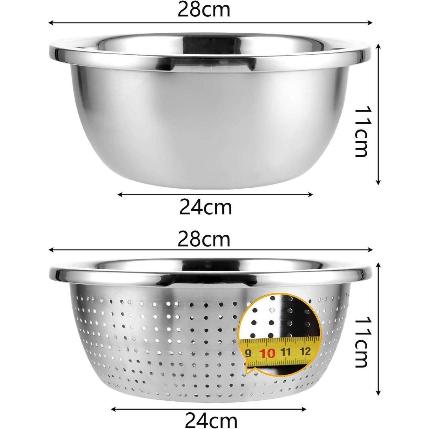 Zwei Schüsseln aus Edelstahl, die obere ist massiv, die untere ist gelocht zum Abtropfen. Beide messen 28 cm Durchmesser und 11 cm Höhe.