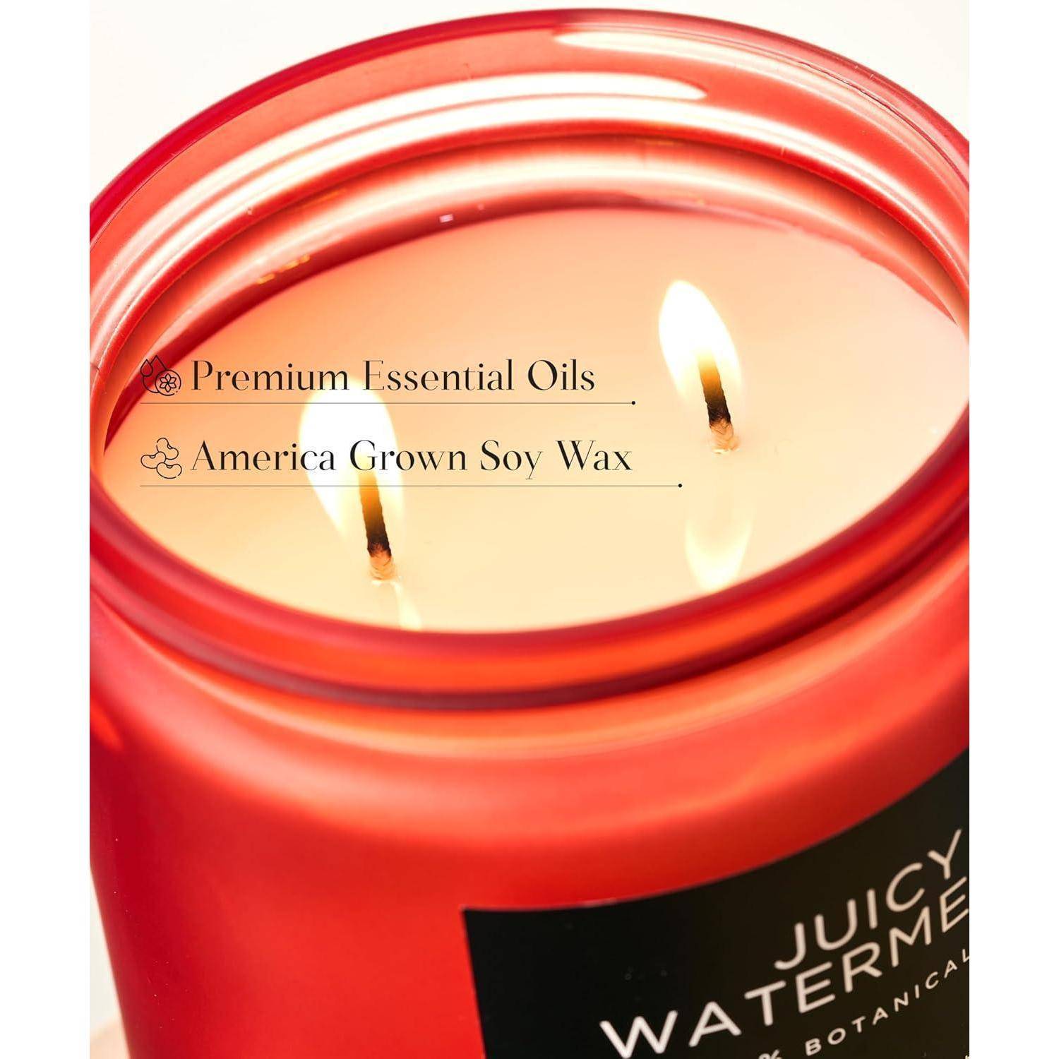 Rote Kerze mit zwei Dochten. Text lautet: 'Premium Ätherische Öle' und 'In Amerika angebautes Sojawachs'. Kerze mit der Beschriftung 'Saftiger Wassermelone'.