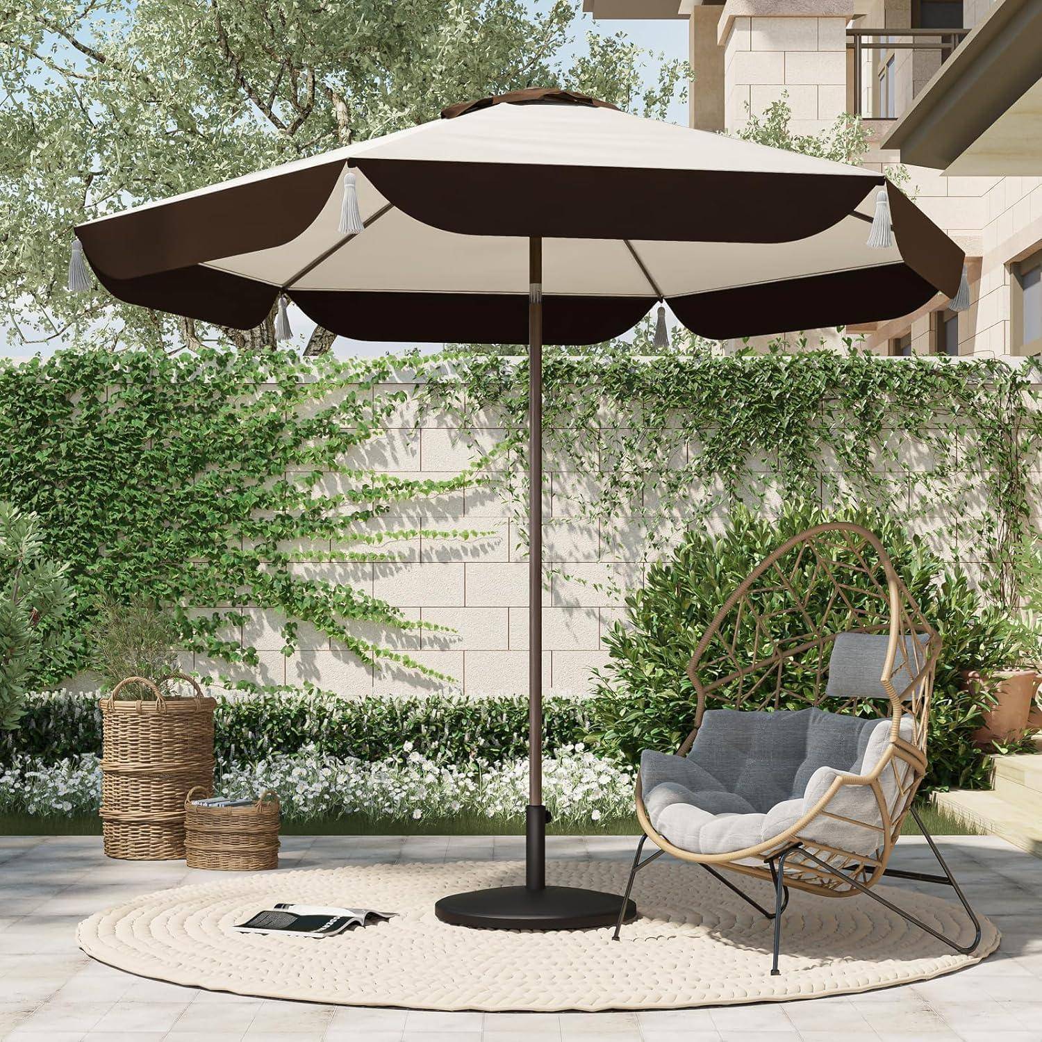 Eine Terrasse mit einem großen Sonnenschirm spendet Schatten über einem gepolsterten Stuhl. Ein geflochtener Korb und ein Haus im Hintergrund unterstreichen die gemütliche Atmosphäre.