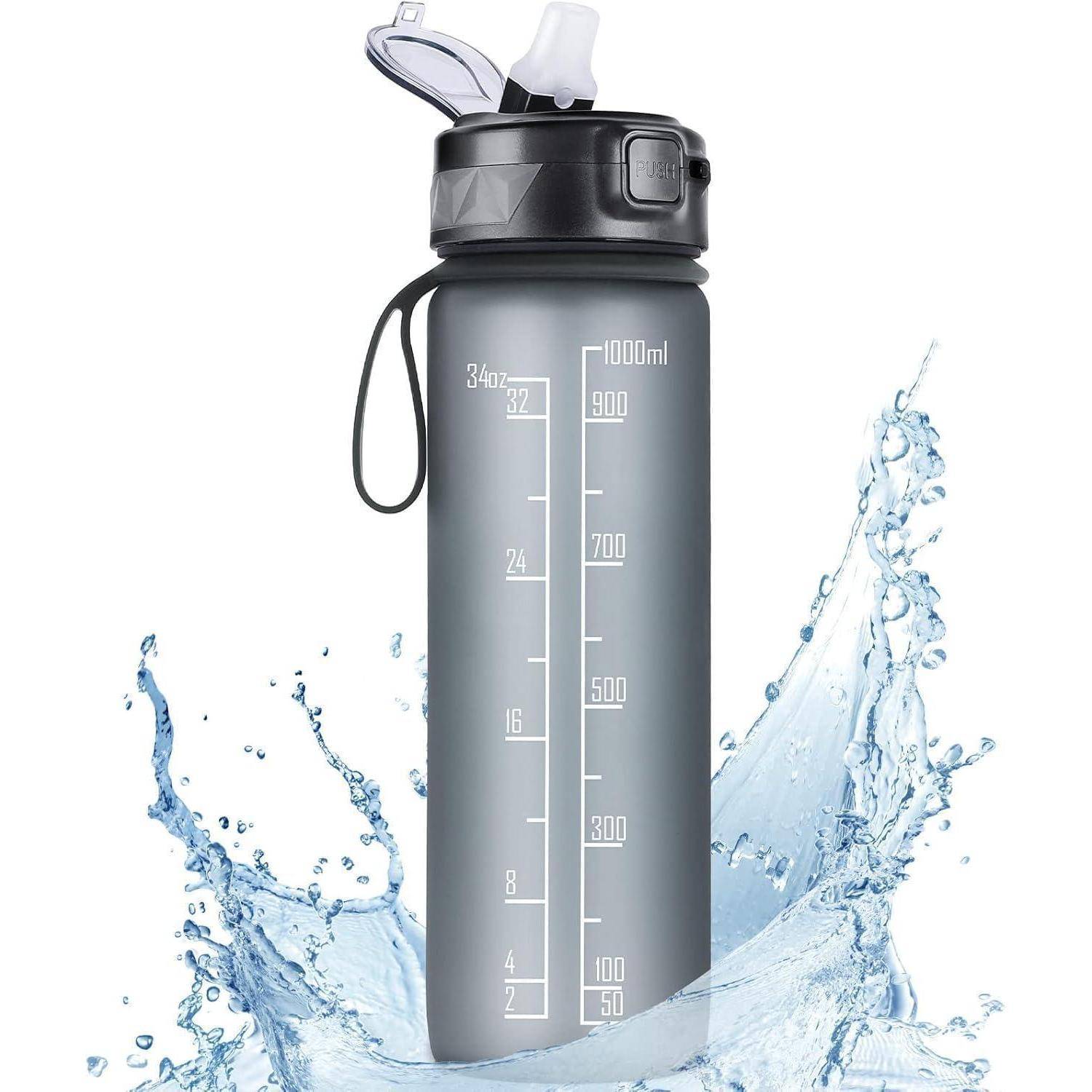 Eine graue Wasserflasche mit Ausguss und Griff, gekennzeichnet mit 1000 ml Fassungsvermögen, mit Wasserspitzen, die den Boden umgeben.