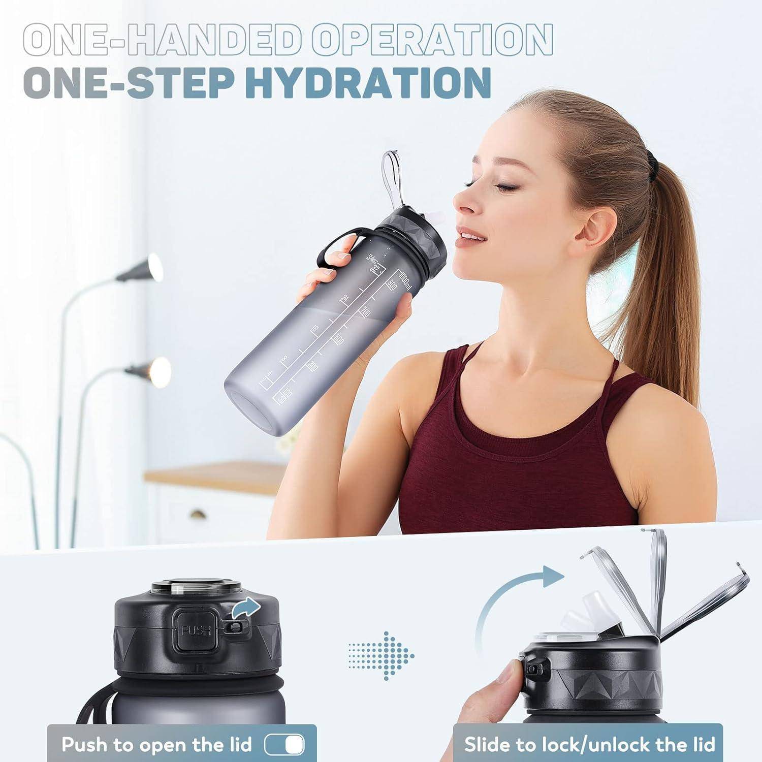 Eine Frau in Sportkleidung trinkt mit einer Hand aus einer Wasserflasche. Darunter zeigt eine Detailaufnahme den Deckel mit Anweisungen: „Drücken zum Öffnen