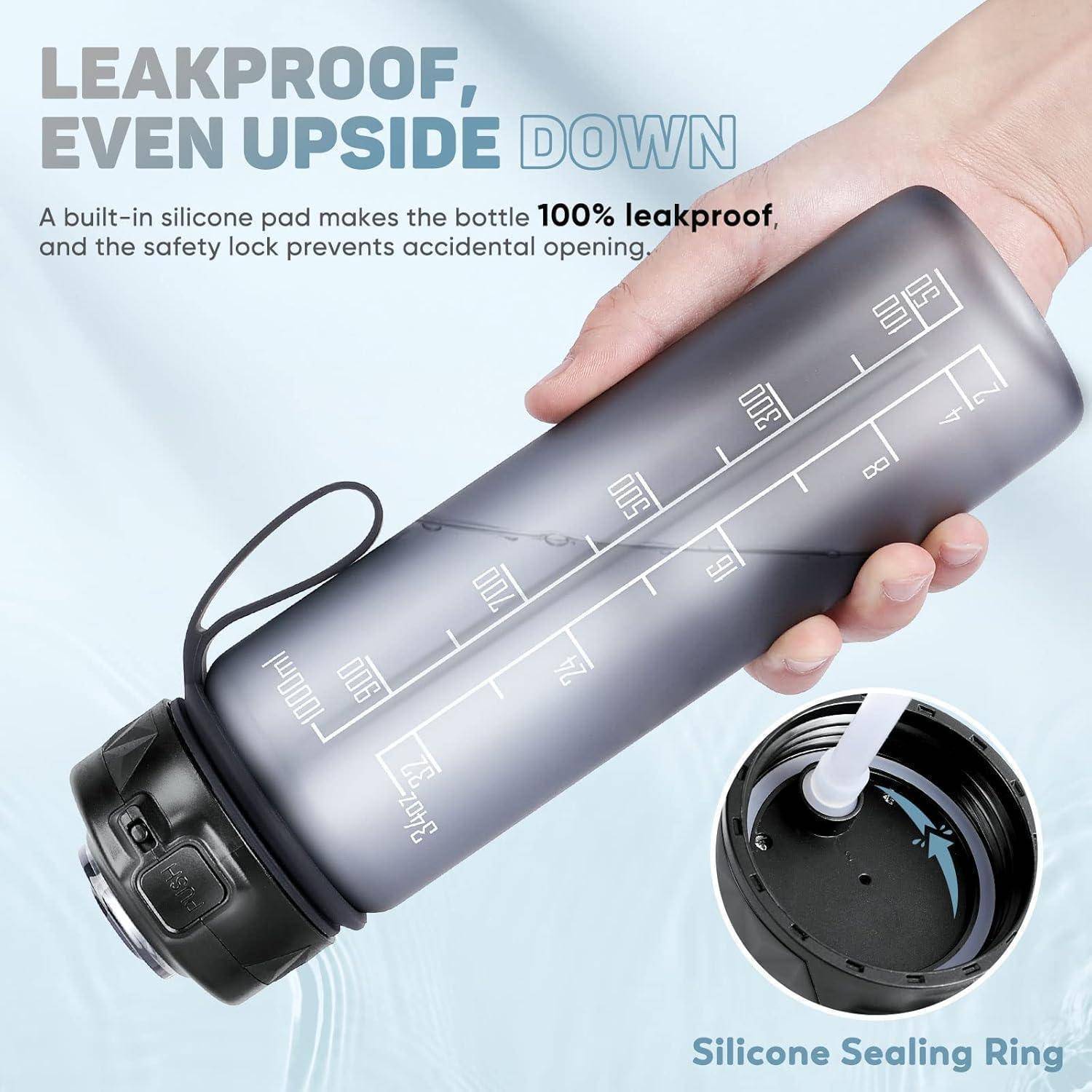 Eine Hand hält eine blaue Wasserflasche, die mit Maßangaben beschriftet ist und deren undichte Eigenschaft demonstriert wird, selbst wenn sie kopfüber gehalten wird.