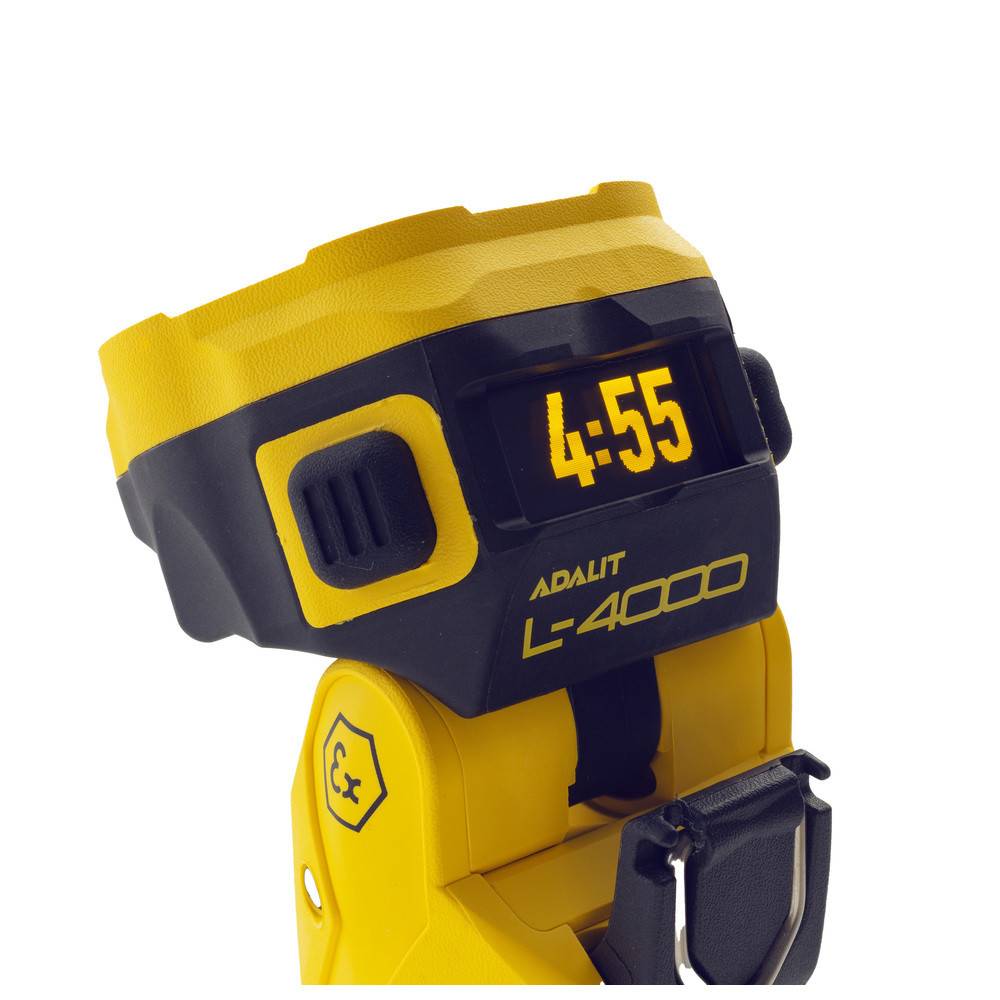 Ein gelb-schwarzes tragbares Gerät, das auf seinem digitalen Display die Zeit '4:55' anzeigt. Das Gerät ist mit 'ADALIT L-4000' beschriftet.