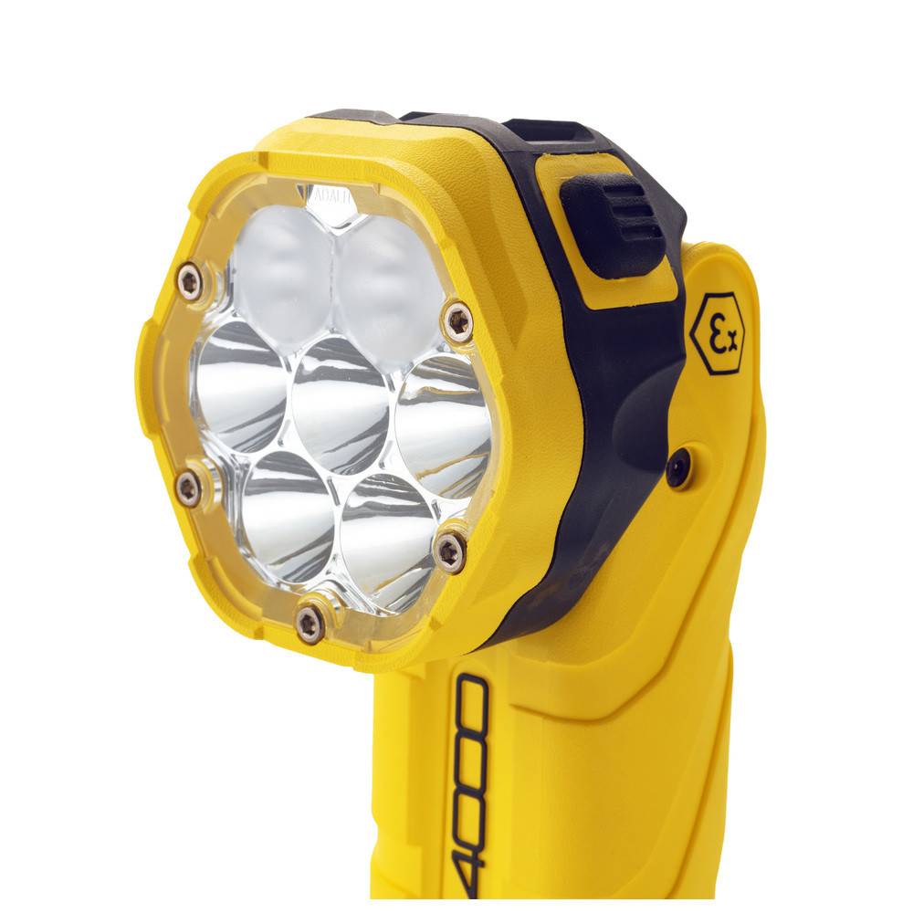 Nahaufnahme einer gelben industriellen Taschenlampe mit sechseckigem Kopf, der sechs LED-Leuchten enthält. Der Griff verfügt über eine schwarze Griffpartie mit der Markierung '4000'.
