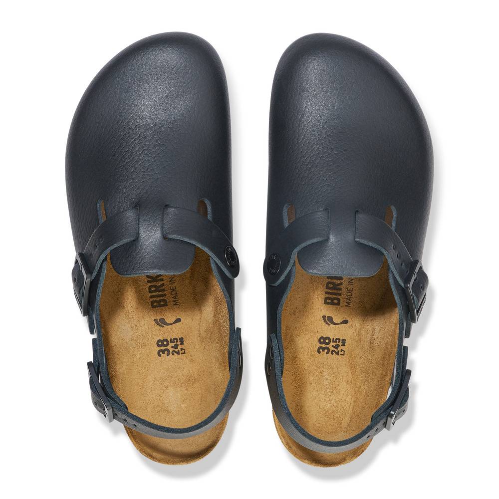 Ein Paar dunkelblaue Holzschuhe mit verstellbaren Riemen, auf deren Innensohle Größenmarkierungen zu sehen sind.
