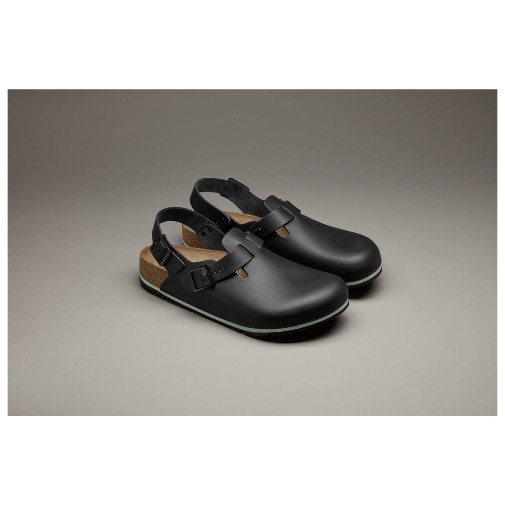 Schwarze offene Clogs mit glatter Lederoberfläche und verstellbaren Riemen, auf einem neutralen Hintergrund platziert.