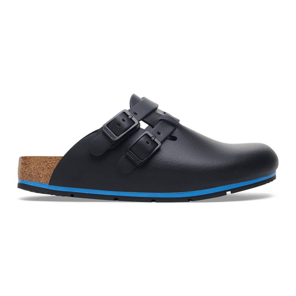 Ein schwarzer Slip-on-Sandalette mit zwei Schnallenriemen, einer Korkfußbett und einem blauen Sohlendetail.
