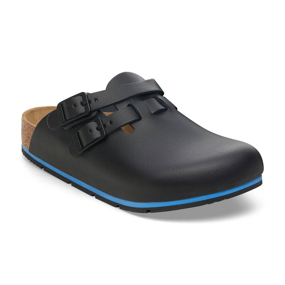 Ein schwarzer Slip-On-Clog mit zwei verstellbaren Riemen und blauer Sohle, ausgestattet mit einem Korkfußbett, vor einem schlichten weißen Hintergrund.