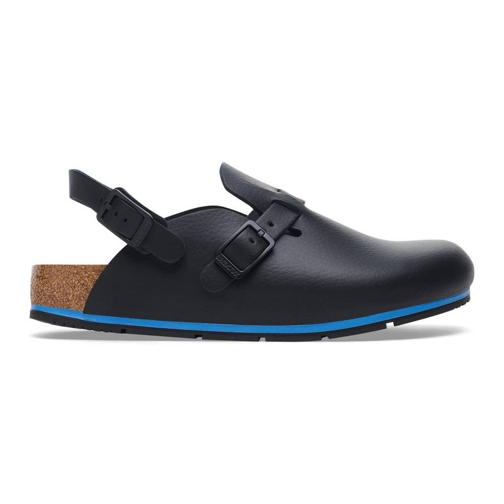 Ein schwarzer Slip-on-Sandalette mit verstellbaren Riemen und einer Korkfußbett, mit einer blauen Sohle.