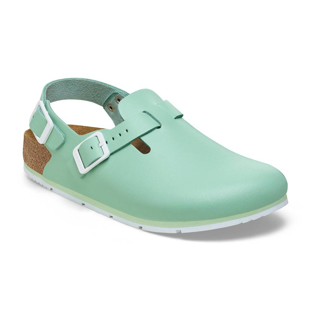 Ein mintgrüner Birkenstock-Clog mit geschlossener Zehenpartie, verstellbarem Riemen und weißen Schnallen. Ausgestattet mit einer Korkfußbett und weißer Sohle.