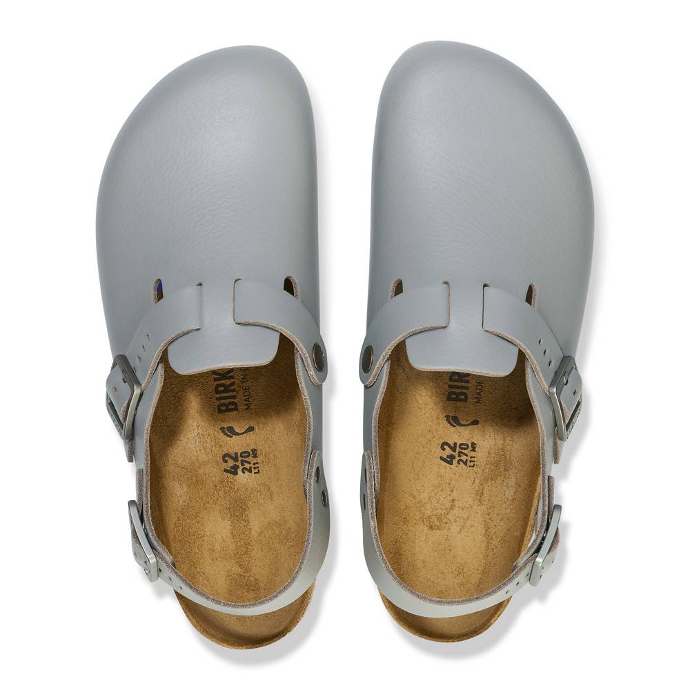 Ein Paar hellgraue Holzschuhe mit geschlossener Zehenpartie und verstellbarem Riemen, von oben betrachtet.