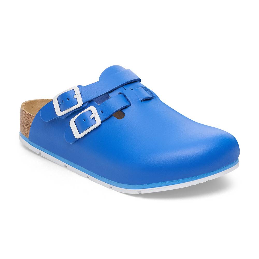 Ein heller blauer Slip-on-Clog mit einer Korkfußbett und zwei verstellbaren weißen Schnallen, der ein einfaches und modernes Design präsentiert.