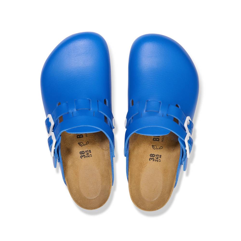 Ein Paar helle blaue Holzschuhe mit Korkeinlagen und weißen verstellbaren Riemen, von oben betrachtet.
