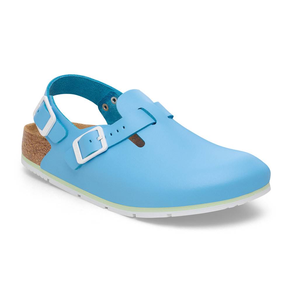 Ein blauer Clog-Schuh mit einem Riemen und Schnalle, ausgestattet mit einem Korkfußbett und weißer Gummisohle.