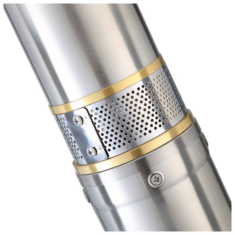 Nahaufnahme eines silbernen metallischen Rohrabschnitts mit einem gelochten Goldband und Schraubendetails, wahrscheinlich Teil eines mechanischen oder industriellen Systems.