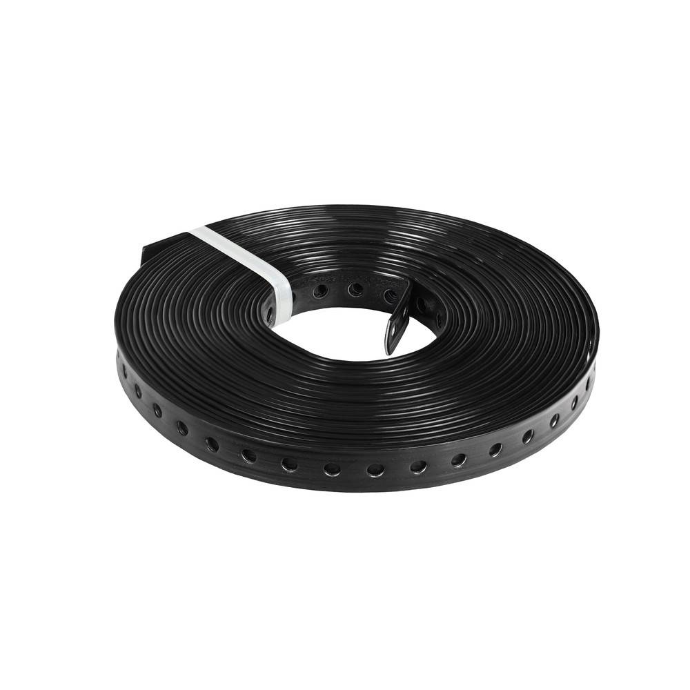 Eine aufgerollte Rolle aus schwarzem Metallband mit gleichmäßig verteilten Löchern entlang ihrer Länge, die zum Befestigen oder Abstützen verschiedener Gegenstände verwendet wird.