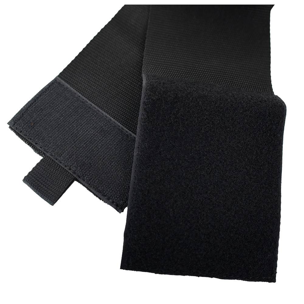 Nahaufnahme eines schwarzen Klettverschlusses mit einer weichen Seite und der anderen Seite mit Nylonschlaufen, entwickelt zum Befestigen oder Sichern von Gegenständen.