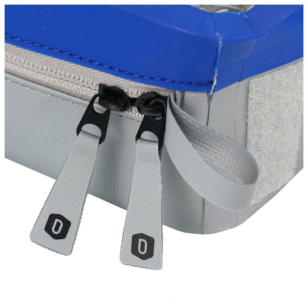 Eine blaue und graue isolierte Lunchtasche mit zwei silbernen Reißverschlüssen, die jeweils mit dem Buchstaben 'O' gekennzeichnet sind. Die Reißverschlüsse sind teilweise geschlossen.