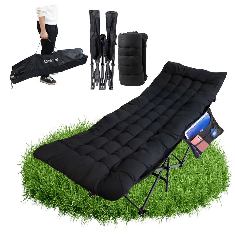 Ein schwarzes Klapp-Campingbett mit einer gepolsterten Matratze auf Gras wird gezeigt. Es verfügt über eine Tragetasche und eine Seitentasche zur Aufbewahrung.