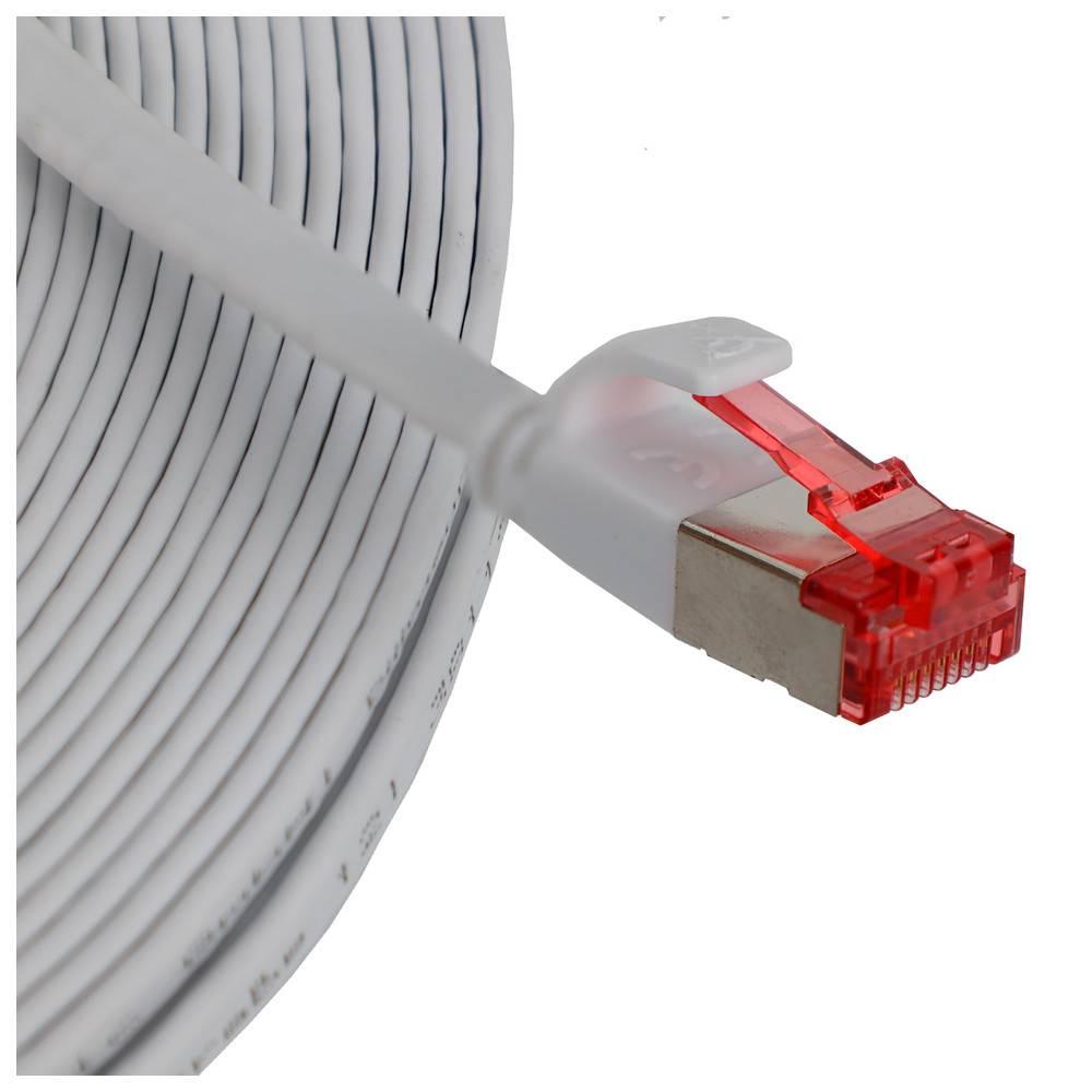 Eine Nahaufnahme eines weißen, flachen Ethernet-Kabels mit einem roten Stecker, ordentlich aufgerollt.