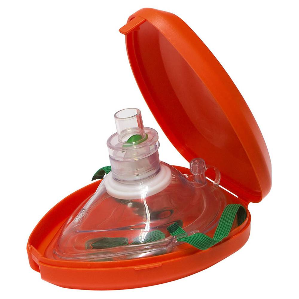 Eine transparente CPR-Gesichtsmaske mit einem grünen Riemen in einem offenen orangefarbenen Hartschutzkoffer, verwendet zur Notfallreanimation.