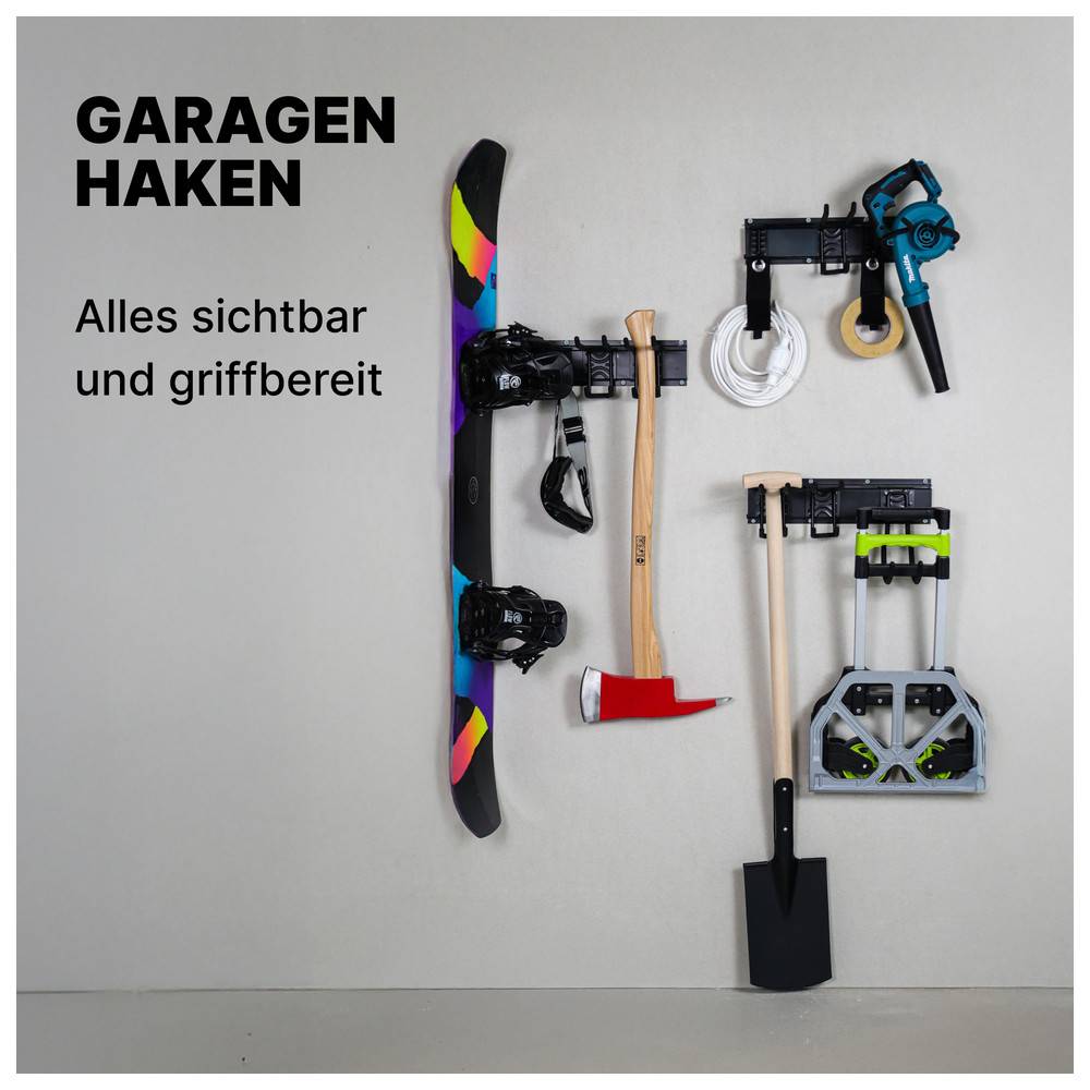 Eine Wandmontierte Garage-Organizer mit Haken, die ein Snowboard, eine Axt, eine Schaufel und Werkzeuge halten. Deutscher Text lautet: 'GARAGEN HAKEN Alles sichtbar und griffbereit.