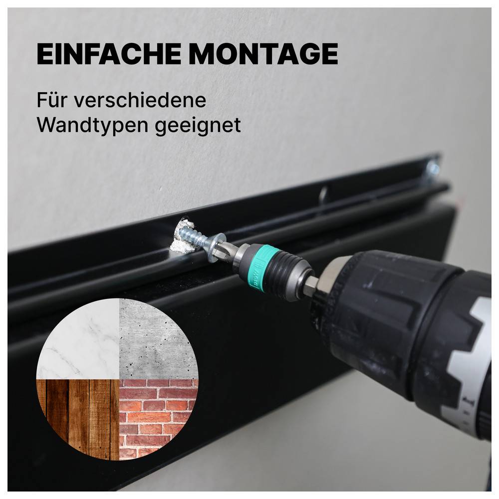 Eine Bohrmaschine befestigt eine Montageklemme an einer Wand. Text lautet 