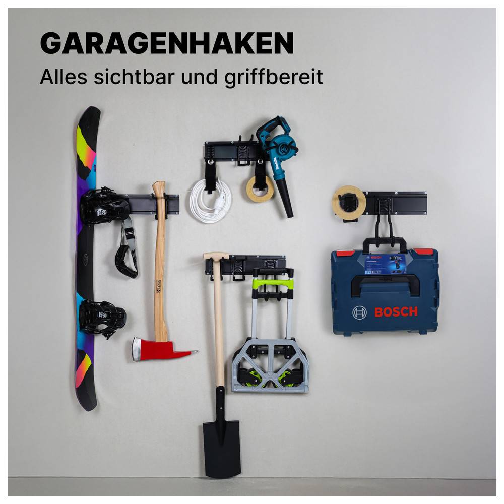 Garagenhaken zeigen verschiedene Werkzeuge an einer Wand, darunter ein Snowboard, eine Axt und eine Schaufel, mit dem Text 'GARAGENHAKEN Alles sichtbar und griffbereit' darüber.