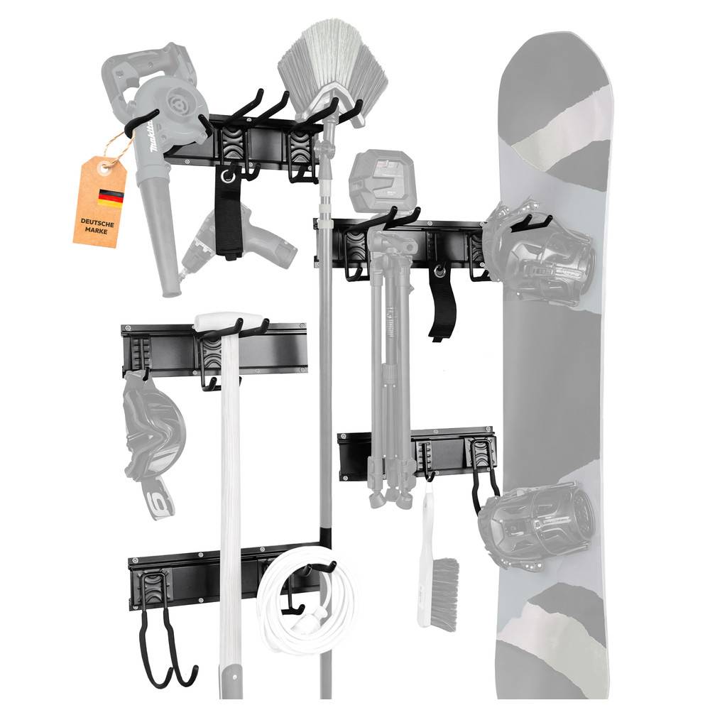 Ein an der Wand montiertes Aufbewahrungssystem, das verschiedene graue Werkzeuge, ein Snowboard, einen Besen, einen Schlauch und einen Helm enthält. Es befindet sich ein Etikett mit der Aufschrift ‚Deutsche Qualität'.
