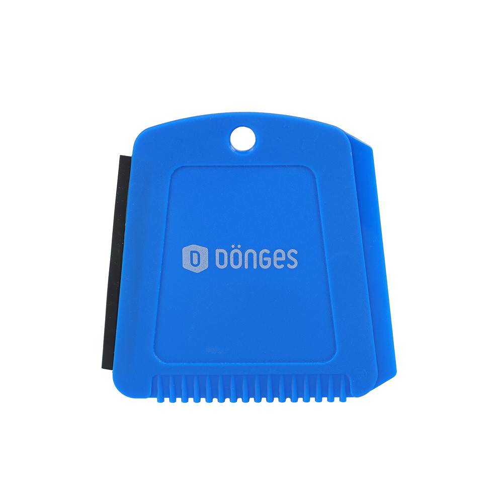 Ein blauer Eiskratzer mit Kammkante, versehen mit einem Markenlogo, zum Entfernen von Eis von Autofenstern.