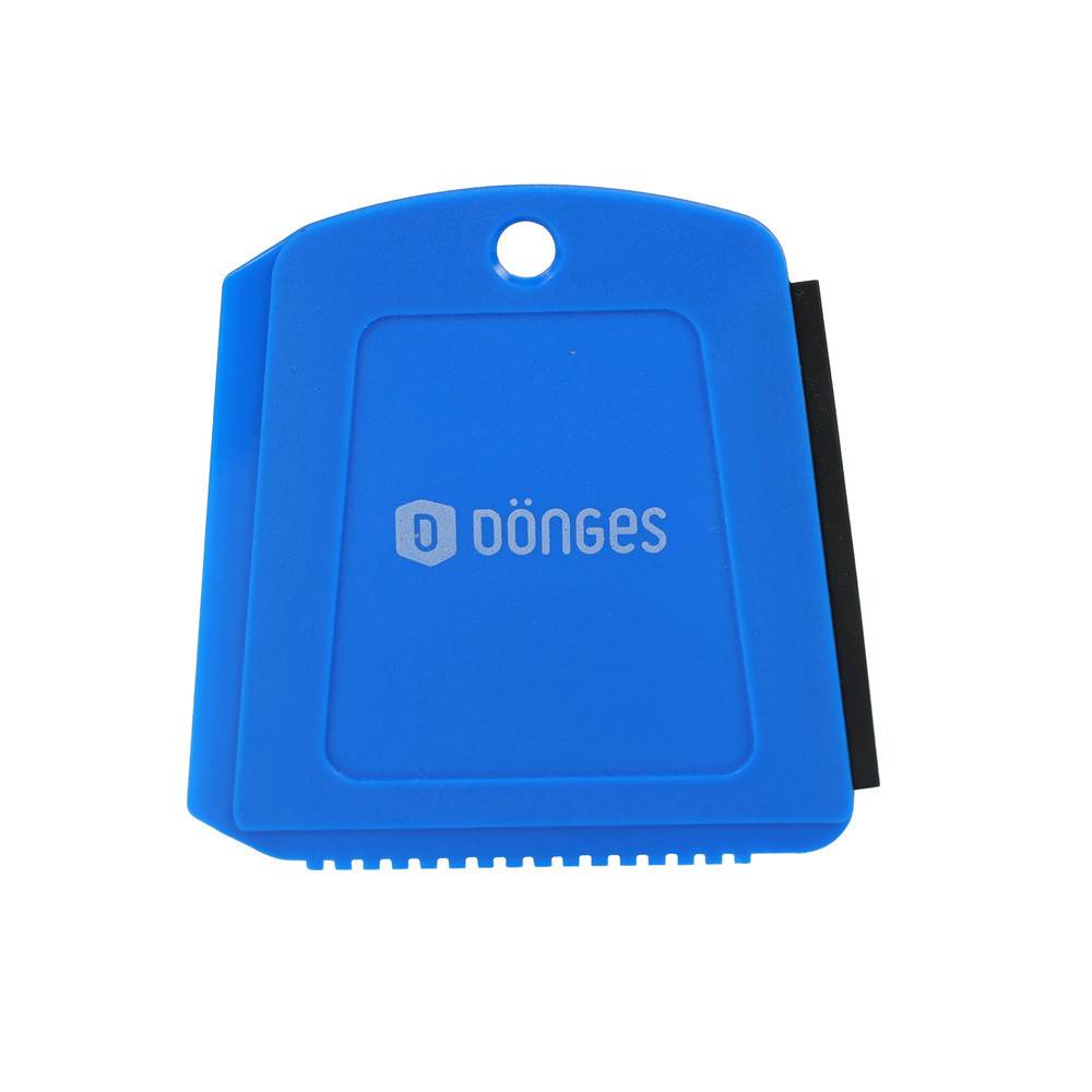 Ein blauer Eiskratzer mit einer kleinen schwarzen Gummikante und dem Wort 'Dönges', der zum Entfernen von Eis von Oberflächen verwendet wird.