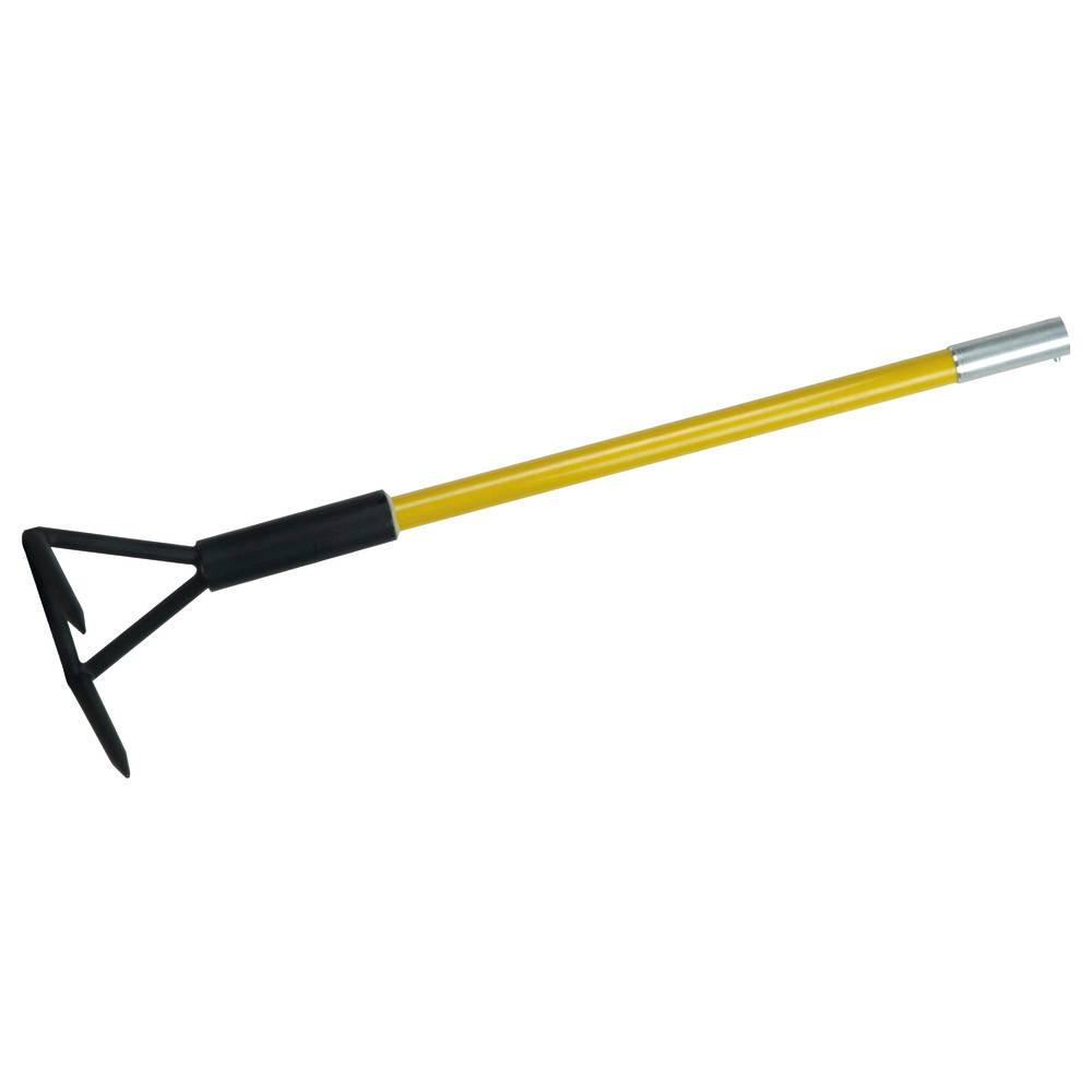 Eine Gartenhacke mit einem langen gelben Stiel und einem schwarzen Metallkopf mit drei Zinken, die für Gartenarbeiten oder Landschaftsgestaltung konzipiert ist.