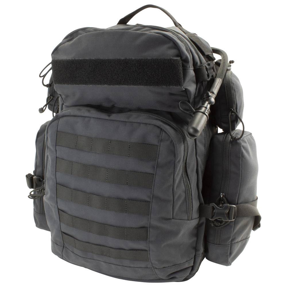 Ein schwarzer taktischer Rucksack mit mehreren Fächern, MOLLE-Gurtband an der Vorderseite, Seitentaschen und einem angebrachten Hydrationschlauch.