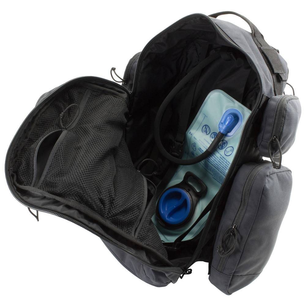 Ein schwarzer Rucksack mit mehreren Fächern ist geöffnet und zeigt einen blauen Trinkbeutel im Inneren. Die Vordertasche ist mit einem Netzmaterial ausgekleidet.