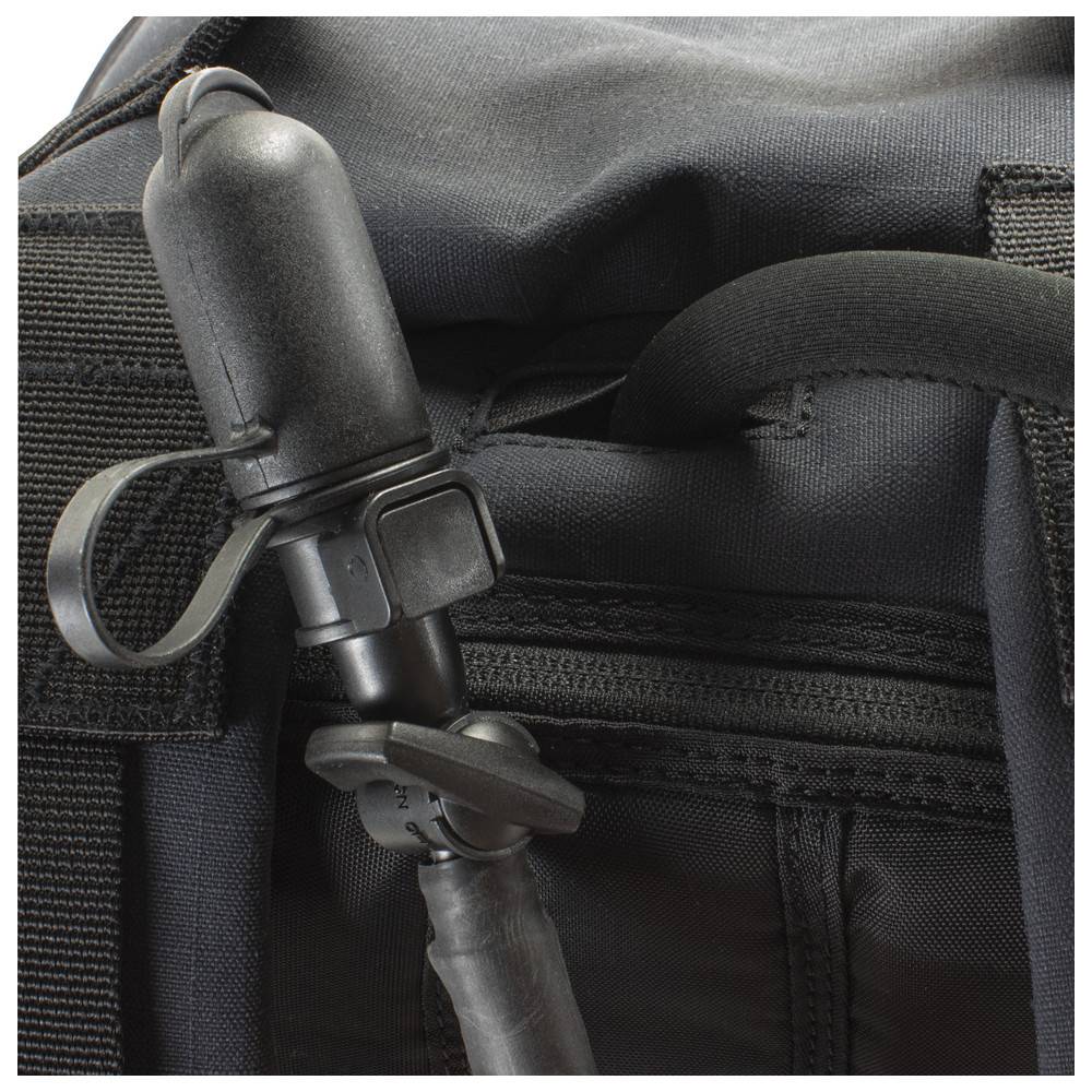 Eine Nahaufnahme eines schwarzen Hydration-Rucksacks, die den Trinkschlauch und das Mundstück zeigt, die an der Vorderseite angebracht und einsatzbereit sind.