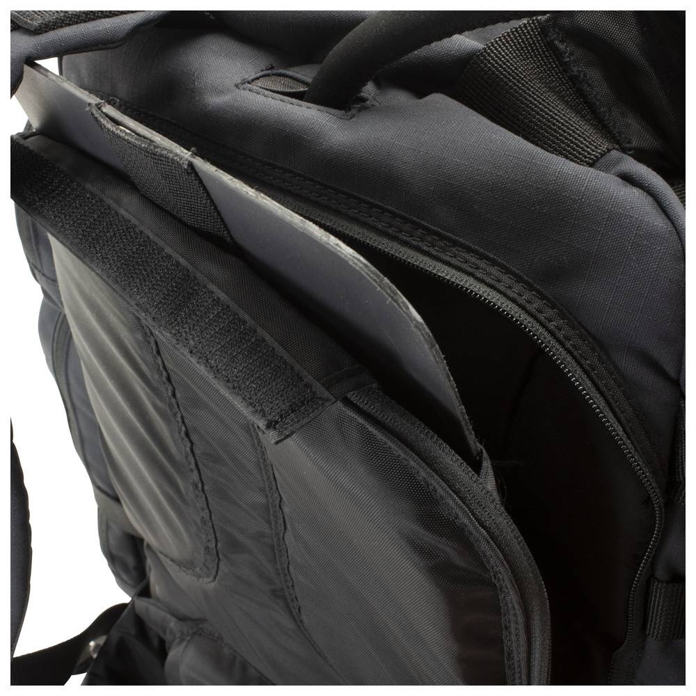 Eine Nahaufnahme eines schwarzen Rucksacks mit einem teilweise sichtbaren Laptop im gepolsterten Fach. Der Reißverschluss ist geöffnet und zeigt die schützende Polsterung.