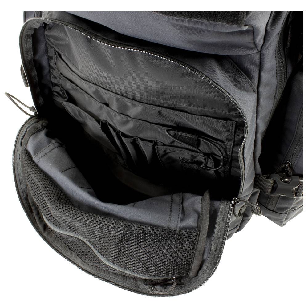 Schwarzer Rucksack geöffnet, der mehrere Fächer und Taschen zeigt, geeignet für die Organisation verschiedener Gegenstände wie Elektronik und Zubehör.