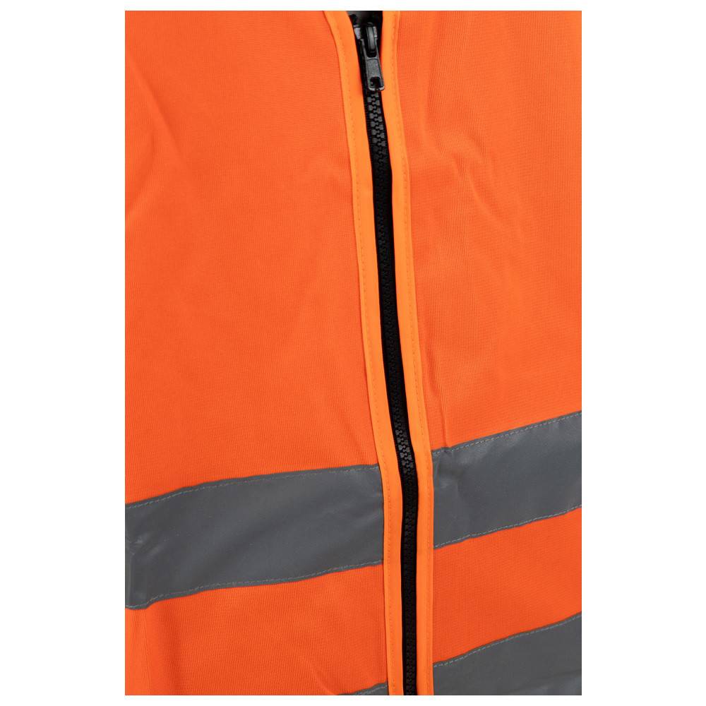 Nahaufnahme einer orangefarbenen Sicherheitsweste mit einem markanten schwarzen Reißverschluss und zwei reflektierenden horizontalen Streifen.