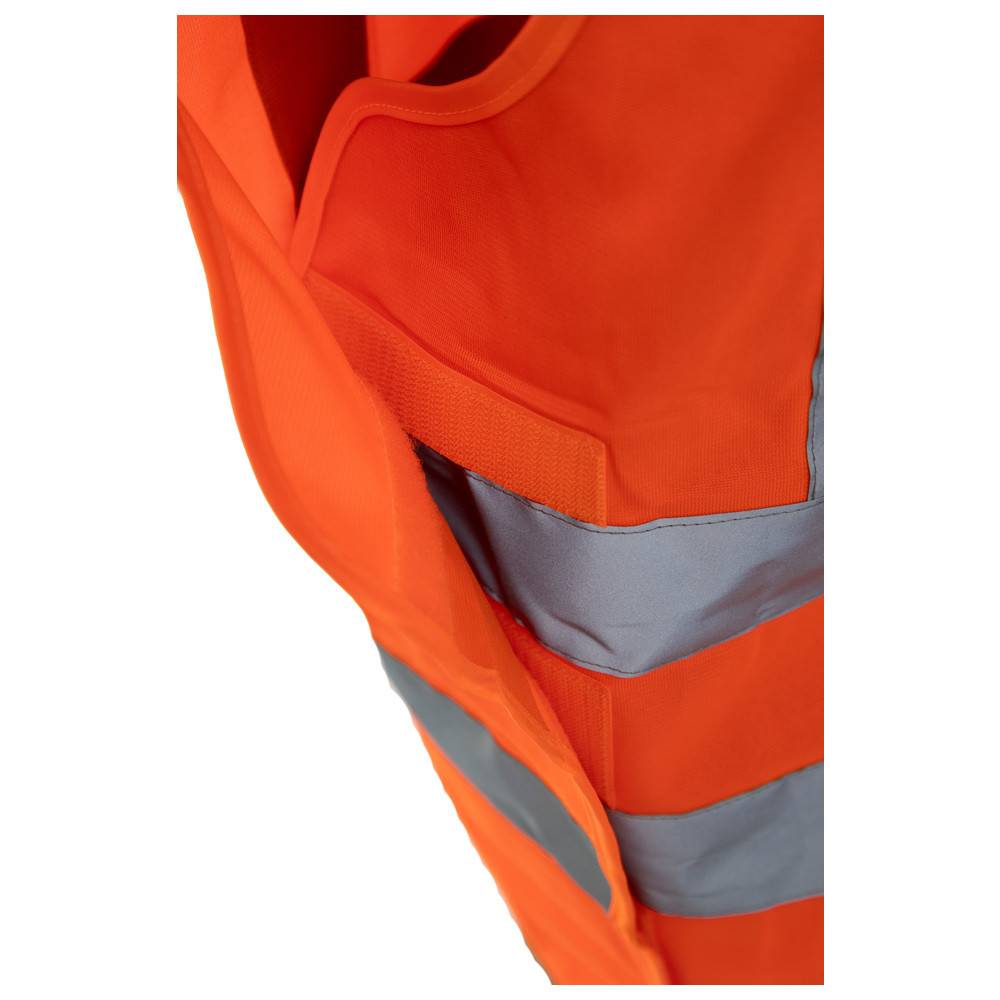 Eine hellorange Sicherheitsweste mit reflektierenden silbernen Streifen, die üblicherweise zur Sichtbarkeit in Bau- oder Straßenarbeitsbereichen verwendet wird.
