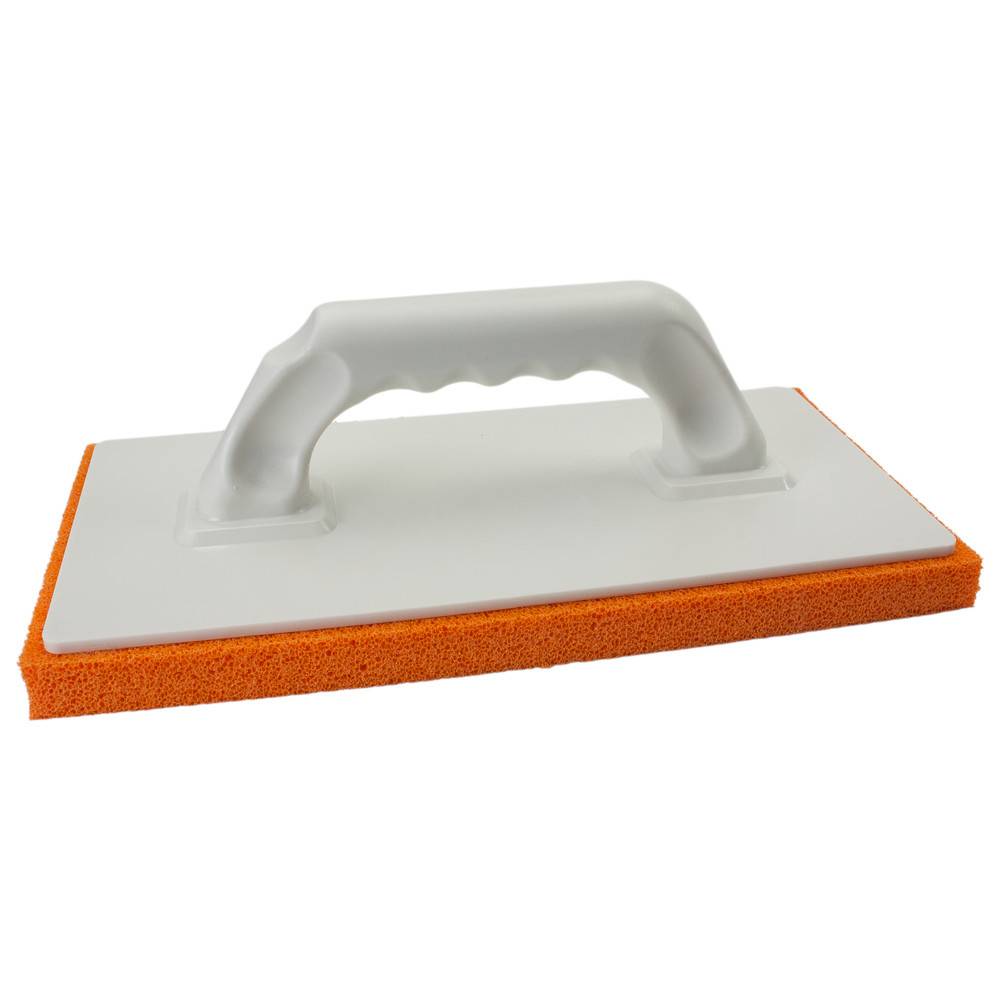 Ein rechteckiges Glättwerkzeug mit einer orangefarbenen Schwammunterlage und einem weißen ergonomischen Griff, das zum Glätten von Oberflächen beim Bauen oder Verlegen von Fliesen verwendet wird.
