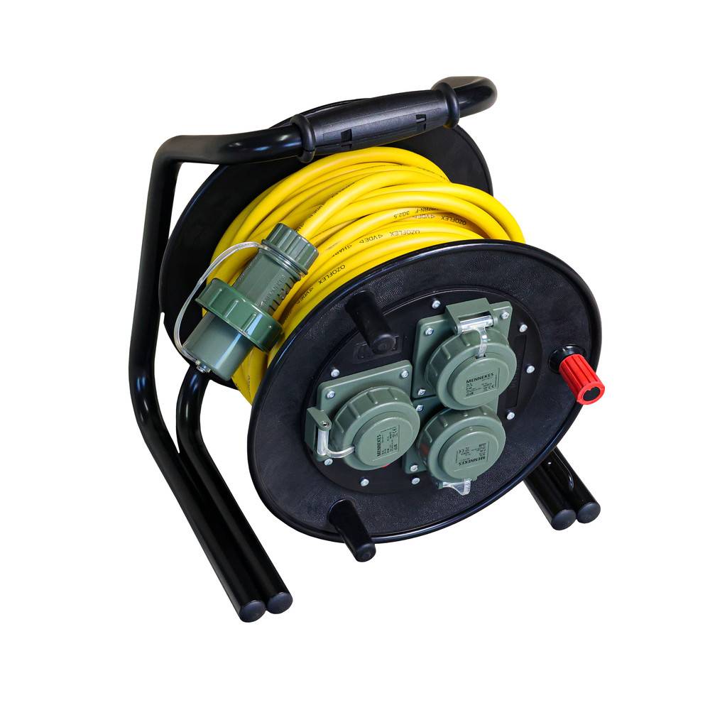 Eine gelbe Verlängerungsschnur, die auf einer schwarzen tragbaren Trommel aufgewickelt ist, mit mehreren grünen Steckdosen und einem Griff zum einfachen Transport.
